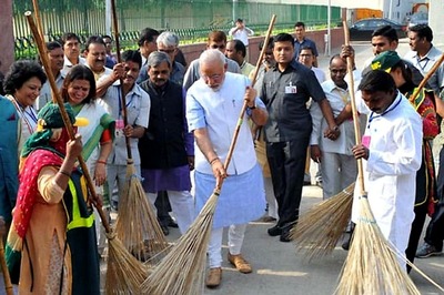 Government plans to give legal teeth to PM Modi's 'Swachh Bharat Abhiyan'