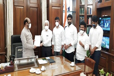 YSRCP Lawmakers Meet Speaker, Seek Disqualification of 'Rebel' MP Who Claims Threat to Life from Party Elements