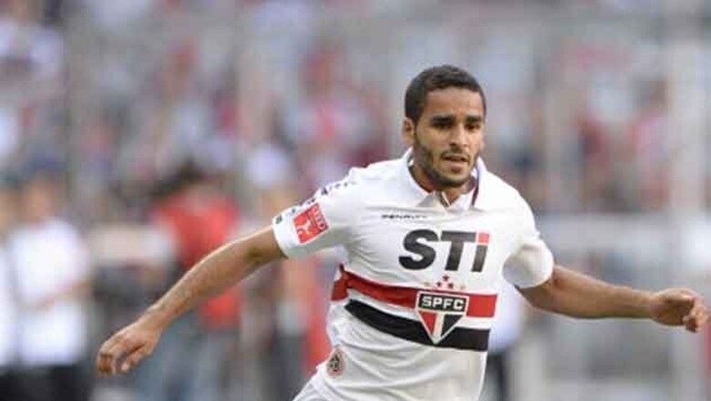 Barcelona submit bid for Sao Paulo defender Douglas