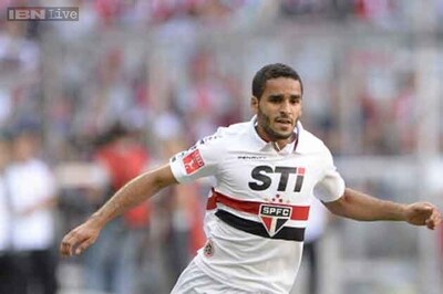 Barcelona submit bid for Sao Paulo defender Douglas