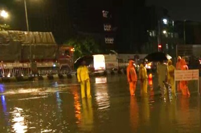 Mumbai Receives First Heavy Rains of Monsoon; Trains and Bus Services Badly Hit