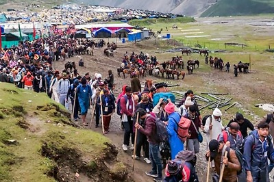 Over 7,100 Pilgrims Leave for Amarnath Cave Shrine From Base Camps