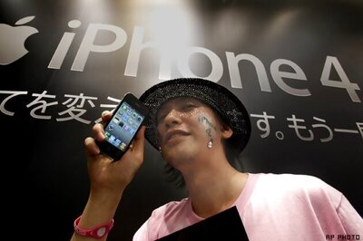 Apple iPhone 4 makes glitzy debut