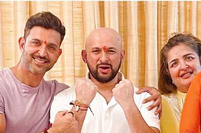 Saba Azad Plays Director for Hrithik Roshan's Raksha Bandhan Photos with Sister and Cousins