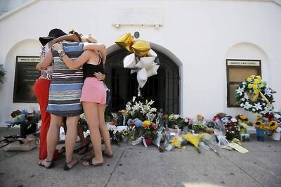  US: Emotions run high as Charleston mourns shooting massacre victims