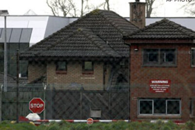 Suspected IRA dissidents shoot British soldiers