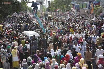 Pakistan protesters vow no let-up until PM Sharif steps down