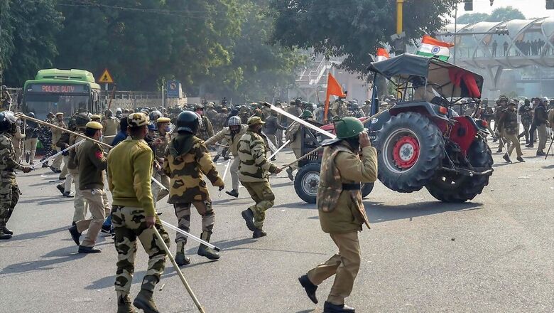 20 Delhi Police Personnel, Protesting Farmers Injured after Clash at ITO During R-Day Tractor Rally