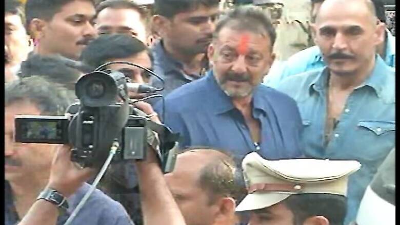 Police beat up photographers covering Sanjay Dutt's visit to temple