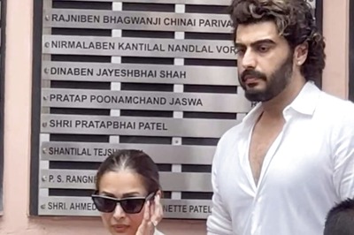 Arjun Kapoor Stands By Malaika Arora At Her Father's Funeral, Video of Duo's Interaction Goes Viral