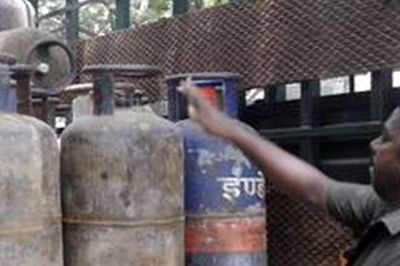 Commercial LPG Cylinder Price Cut by Rs 25.5 in Delhi; CNG, Piped Cooking Gas Rates Hiked by 40%