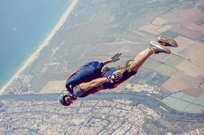 Farhan Akhtar Goes Skydiving in Spain, Fans Say 'He Is Living Zindagi Na Milegi Dobara for Real'