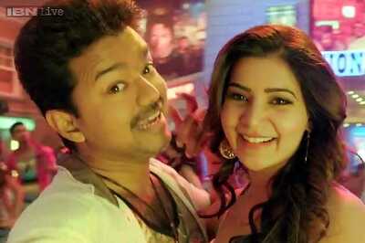 'Selfie Pulla': Ilayathalapathy Vijay and Samantha sing, dance, pout and take selfies in this song from 'Kaththi'