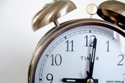 Alarm clock creates artificial dawn