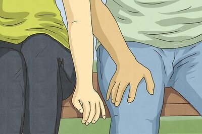 11 Ways to Tell if a Girl Wants to Hold Hands