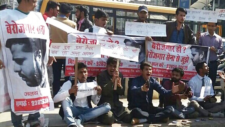 Jobless Engineers, MBA Graduates Polish Shoes to Protest Unemployment in MP