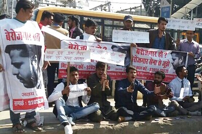 Jobless Engineers, MBA Graduates Polish Shoes to Protest Unemployment in MP