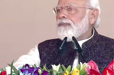 Narendra Modi in Gorakhpur LIVE: 'Laal Topi Wale' Are Red Alert for UP, Says PM in Jibe at Samajwadi Party, Hails 'Double Engine' Govt