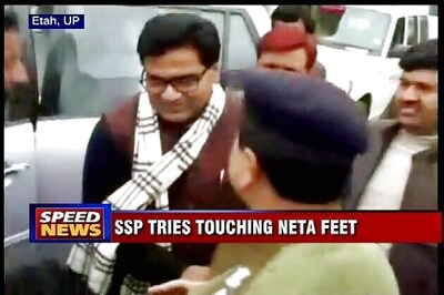 Top UP cop touches feet of SP leader
