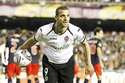 Tottenham Hotspur confirm deal for Valencia striker Soldado