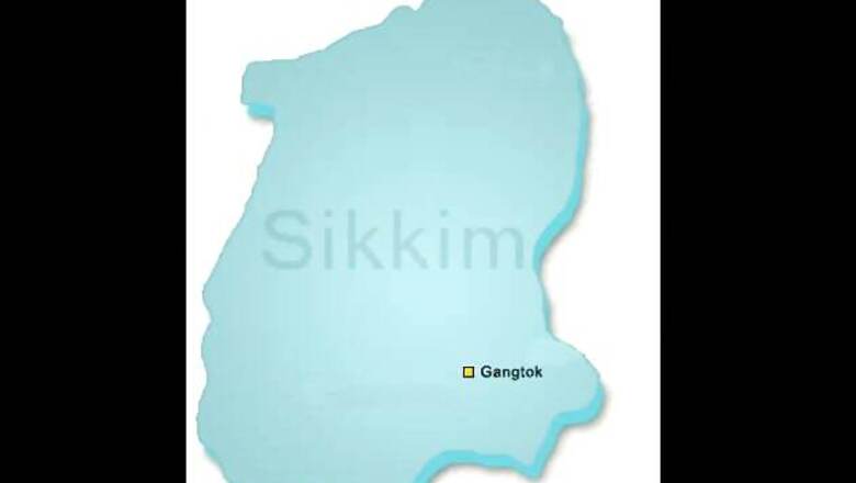 Gangtok: 600 tourists stranded due to landslide