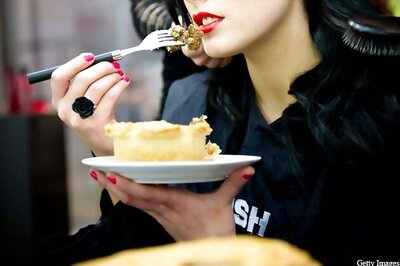 Noisy eating, messy colleagues top office irritants