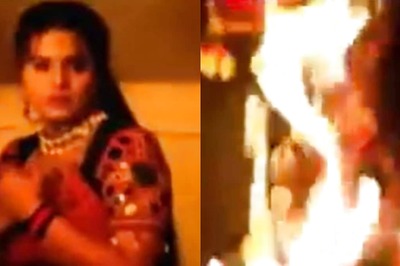 Bollywood Actress Burning Her Clothes to Give Light For Surgery is Peak Cinema