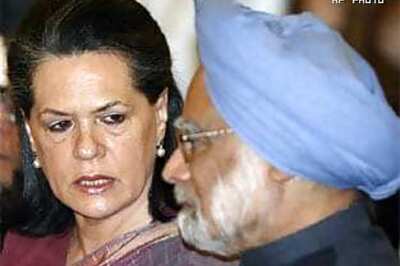 Man held for threatening PM, Sonia Gandhi