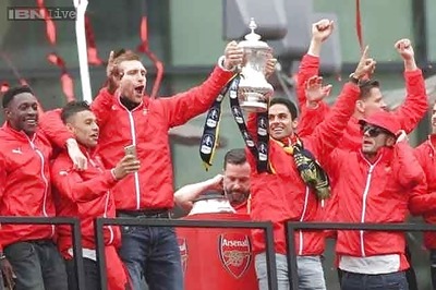 Arsenal's Wilshere apologises after anti-Spurs chants