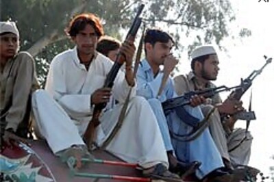 Bomber targets anti-Taliban meet in Pak, 30 killed