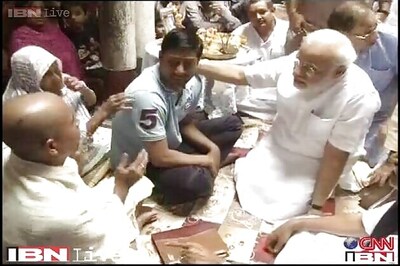 Patna blasts: Modi meets victims' families, pays Rs 5 lakh compensation