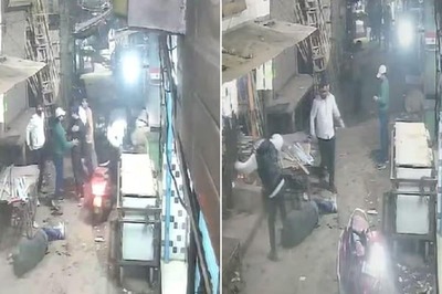 Delhi Man Stabbed, Shot at by Four Men in Busy Street in Shastri Park | On Cam