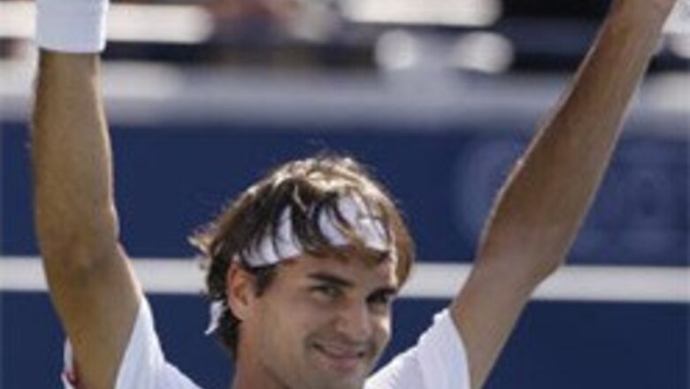 Federer storms into semis, Roddick out