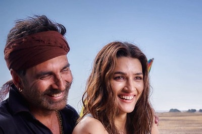 Akshay Kumar Showers Praise on Kriti Sanon's Mimi; Says ‘It Was Not an Easy Role'