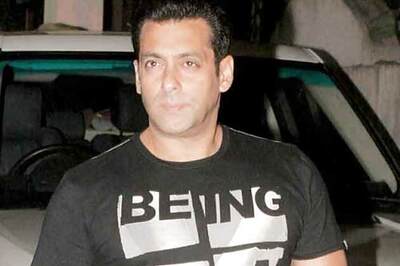 Salman observes a minute's silence for Dara Singh