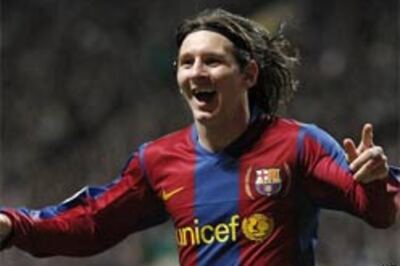 Messi powers Barca's win; ManU draw with Lyon