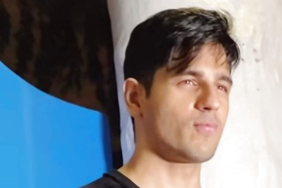 Sidharth Malhotra Blushes As Paps Ask Him 'Shaadi Kab Hai' at Mission Majnu Party; His Reply