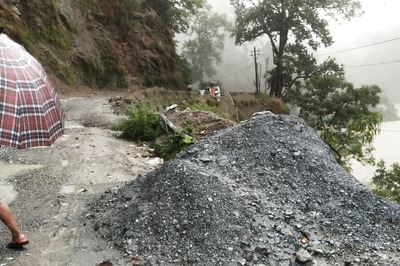 Heavy Rains, Landslides Hit Darjeeling and Kalimpong Areas; Tourists Stranded