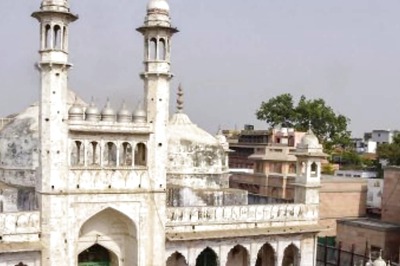 Gyanvapi Mosque Row Hots Up Again as Muslim Side Seeks 'Wuzukhana' for Namazis, Hindu Side Protests