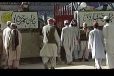 Prayers turn anti-Mush protest as Lal Masjid opens