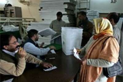 Pakistan rests uneasy night before polls
