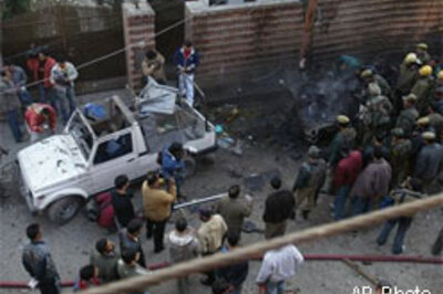 22 hurt in Kashmir car bomb blast