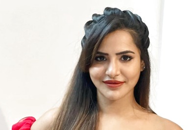 Bigg Boss Fame Ashu Reddy Looks Stunning In Sleeveless Red Dress, See Pics
