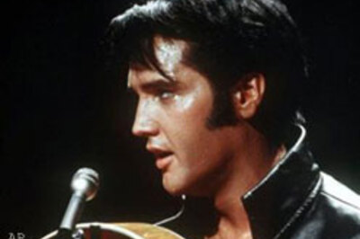 Elvis fans ignore rain for graveside vigil