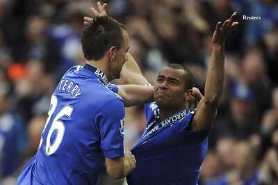 Mourinho wants Ashley Cole to stay at Chelsea