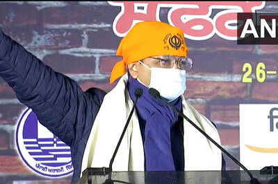 Challenge Any Union Min to Have Open Debate With Farmers, Says Kejriwal During Visit to Singhu Border