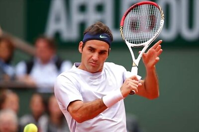 Federer comes back to beat Simon at French Open