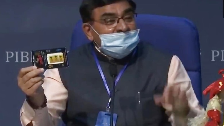 'Chip' Made of Cow Dung Reduces Radiation from Mobile Phones: Rashtriya Kamdhenu Aayog Chief