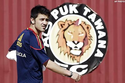 The boy David drives Spain to history