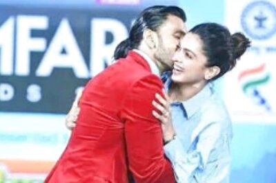 Ranveer Singh Kisses Wife Deepika Padukone After Receiving Best Actor Award; Watch
